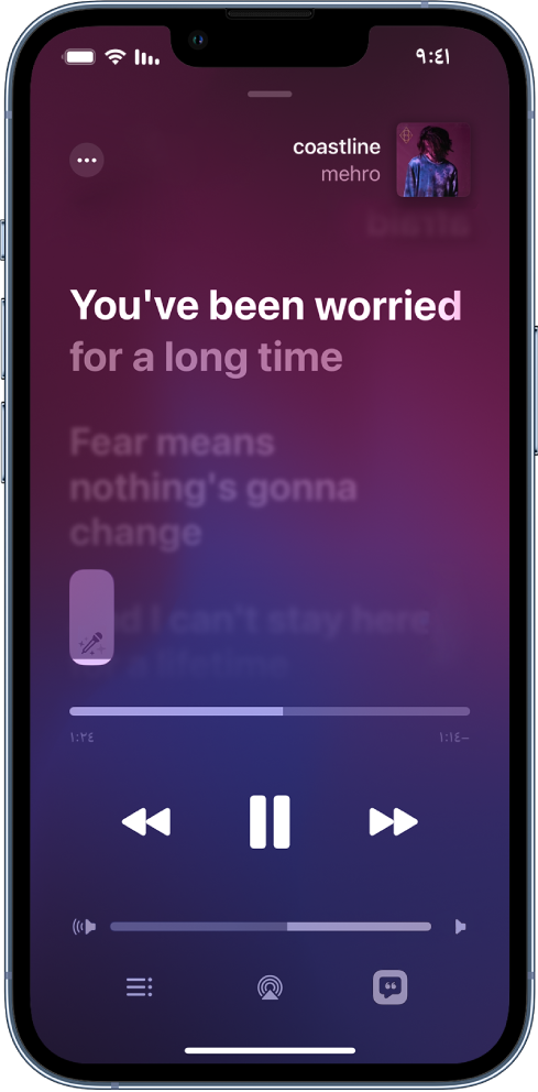 تعرض شاشة "قيد التشغيل" شريط تمرير Apple Music Sing أعلى يمين الخط الزمني. يتم تمييز كلمات الأغنية الجاري تشغيلها حاليًا.