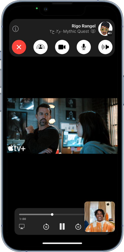 مكالمة فيس تايم، تعرض محتوى فيديو Apple TV+‎ الذي تتم مشاركته في المكالمة. تظهر عناصر التحكم في فيس تايم أعلى الشاشة، ويتم تشغيل الفيديو أسفل عناصر التحكم مباشرةً، وتكون عناصر التحكم في التشغيل أسفل الشاشة.