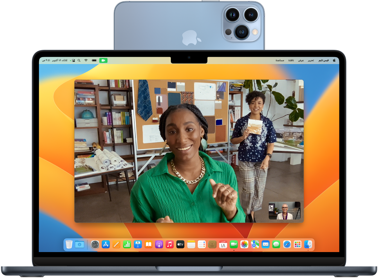 Mac مع iPhone يتم استخدامه ككاميرا ويب مُثبَّت في الجزء العلوي من شاشة العرض. تظهر الصورة من كاميرا iPhone على شاشة عرض Mac.