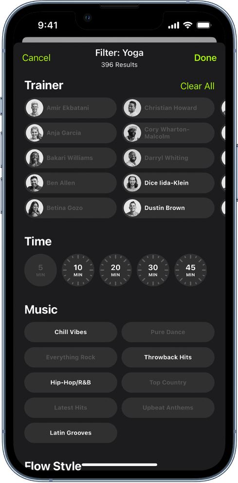 Екранът на Apple Fitness+, показващ опции за сортиране и филтриране на тренировки. В горната част на екрана има списък с треньори. Времевите интервали са в центъра на екрана. Под времето има списък с музикални жанрове.