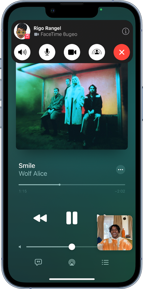 FaceTime разговор, показващ участниците, които споделят аудио съдържание от Apple Music. Корицата на албум е показана в горната част на екрана, а заглавието и бутоните за управление на аудио са под нея.