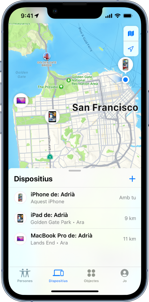 Pantalla de l’app Buscar oberta per la llista Dispositius. A la llista de dispositius hi ha tres dispositius: iPhone de l’Adrià, iPad de l’Adrià i MacBook Pro de l’Adrià. Es mostren les seves ubicacions al mapa de San Francisco.