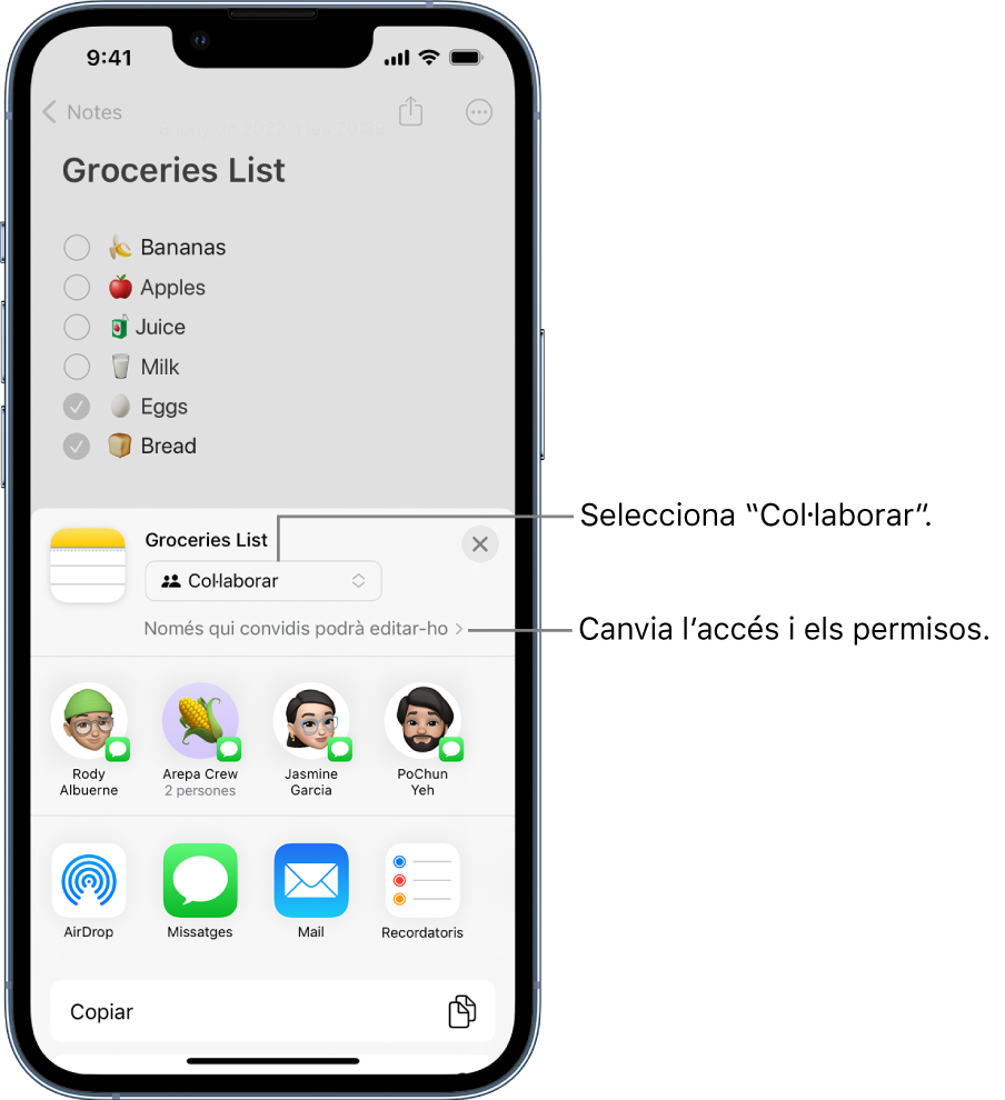 Llista de la compra a l’app Notes amb una invitació de col·laboració que mostra l’opció “Col·laborar” com a opció per compartir i “Només qui convidis podrà editar-ho” com a configuració d’accés i de permisos. A sota, quatre destinataris possibles formen una fila, inclòs un grup de dues persones. A l’última fila s’ofereixen maneres diferents de compartir la nota: AirDrop, Missatges, Mail i Recordatoris.