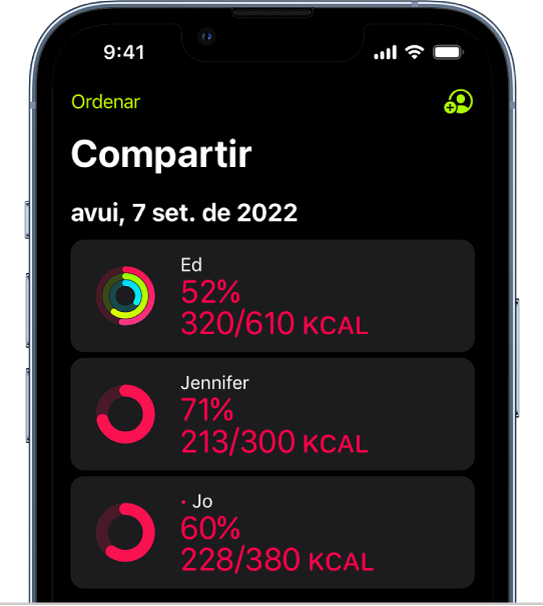 Pantalla Compartir de l’app Fitnes, amb anells de moviment i resums d’activitat compartits entre una persona i els seus amics.