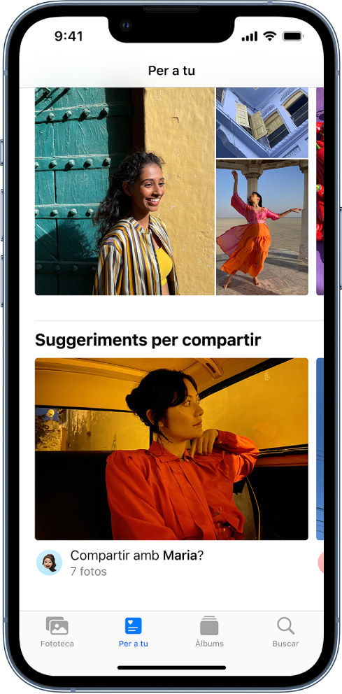 A l’app Fotos, el botó “Per a tu” està seleccionat a la part inferior de la pantalla. La pantalla “Compartit amb tu” mostra una col·lecció de suggeriments per compartir. A sota de la foto que se’t suggereix que comparteixis hi ha el nom del contacte amb qui pots compartir-la, així com les altres fotos de la col·lecció que se’t suggereix que comparteixis.