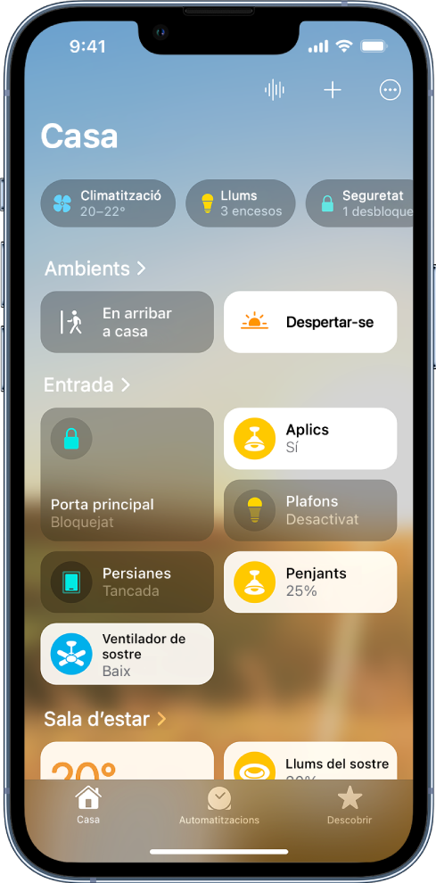 La pantalla Casa de l’app Casa mostra les categories a la part superior; ambients personalitzats, habitacions i accessoris al mig de la pantalla; i les opcions Automatitzacions i Descobrir a la part inferior.