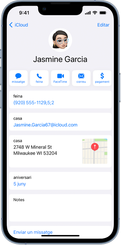 Pantalla d’informació d’un contacte. Al capdamunt hi ha el nom i la foto del contacte. A sota hi ha els botons per enviar un missatge, fer una trucada telefònica, fer una trucada amb el FaceTime, enviar un missatge de correu electrònic i enviar diners amb l’Apple Pay. A sota dels botons hi ha la informació de contacte.