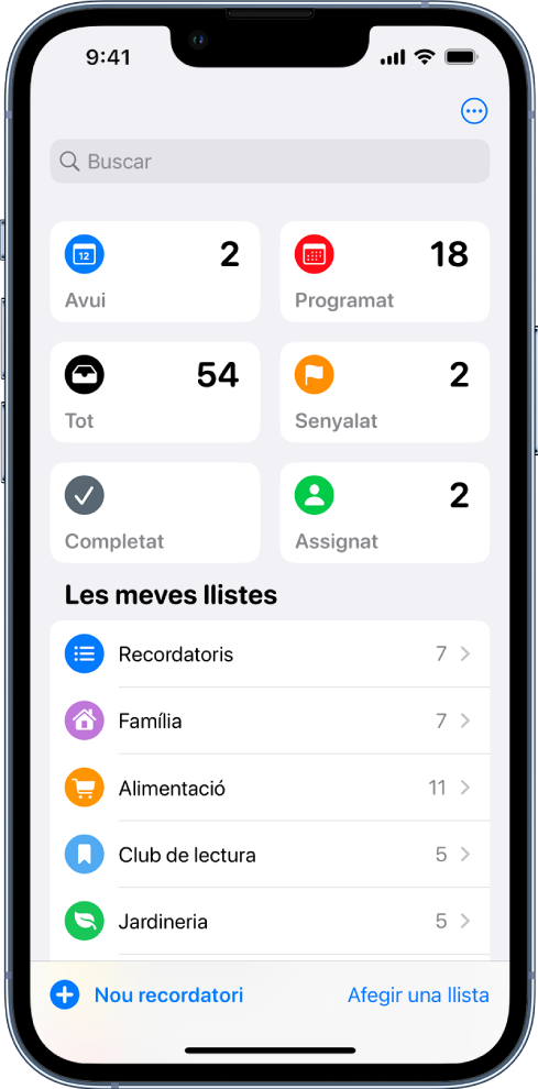 Pantalla que mostra diverses llistes a l’app Recordatoris. El camp de cerca apareix a la part superior, a sobre de “Llistes intel·ligents” dels ítems que vencen avui, els recordatoris programats, tots els recordatoris i els recordatoris senyalats. El botó “Afegir una llista” es troba a la part inferior dreta.