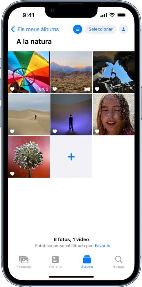 El botó Àlbums està seleccionat a la part inferior de la pantalla i un àlbum de fotos està obert. A la part superior dreta de la pantalla, el botó “Filtrar” està seleccionat i les fotos filtrades es mostren en una retícula.