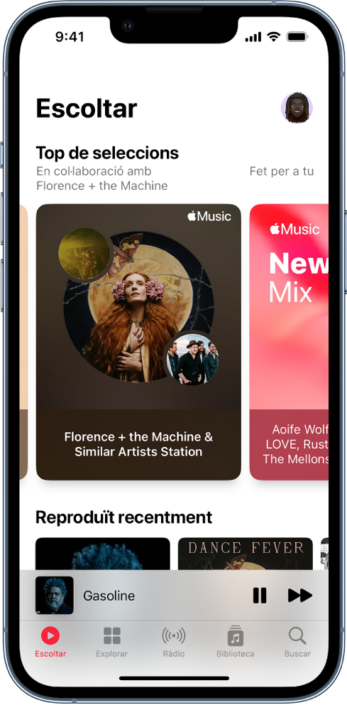 Pantalla Escoltar de l’Apple Music amb il·lustracions d’àlbums reproduïts recentment i millors seleccions. A sota, hi ha els controls de reproducció i la miniatura de la il·lustració de l’àlbum que inclou la cançó que s’està reproduint. Pots fer lliscar el dit cap a l’esquerra o la dreta per veure més música.