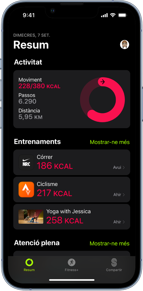 Pantalla Resum de l’app Fitnes que mostra les àrees Activitat, Entrenaments i “Atenció plena”. Les pestanyes Resum, Apple Fitness+ i Compartir es troben a la part inferior de la pantalla.