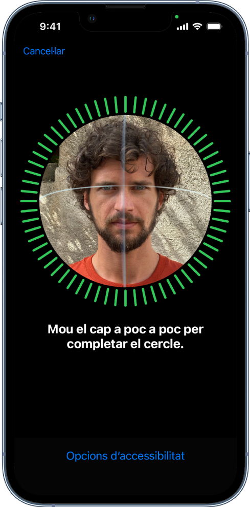 Pantalla de configuració del reconeixement del Face ID. Es mostra una cara encerclada a la pantalla. El text de sota indica a l’usuari que mogui el cap a poc a poc per completar el cercle. Apareix el botó “Opcions d’accessibilitat” a prop de la part inferior de la pantalla.