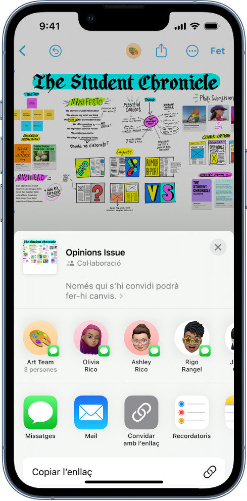iPhone amb l’app Freeform i les opcions de col·laboració obertes.