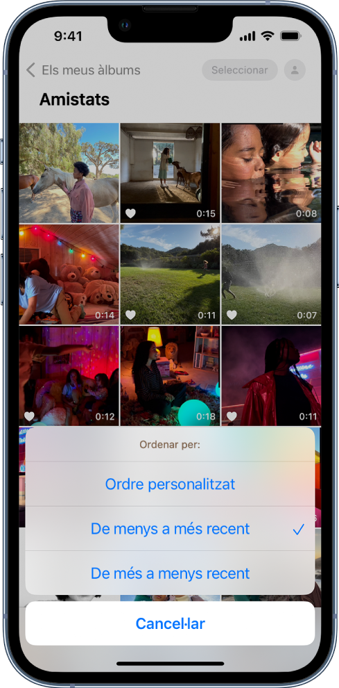 Un àlbum de fotos està obert i hi ha una retícula amb miniatures de fotos a la pantalla. Les opcions d’“Ordenar per” es mostren a la meitat inferior de la pantalla i són les següents: “Ordre personalitzat”, “De menys a més recent”, “De menys a més recent” i Cancel·lar. L’opció “De menys a més recent” està seleccionada.