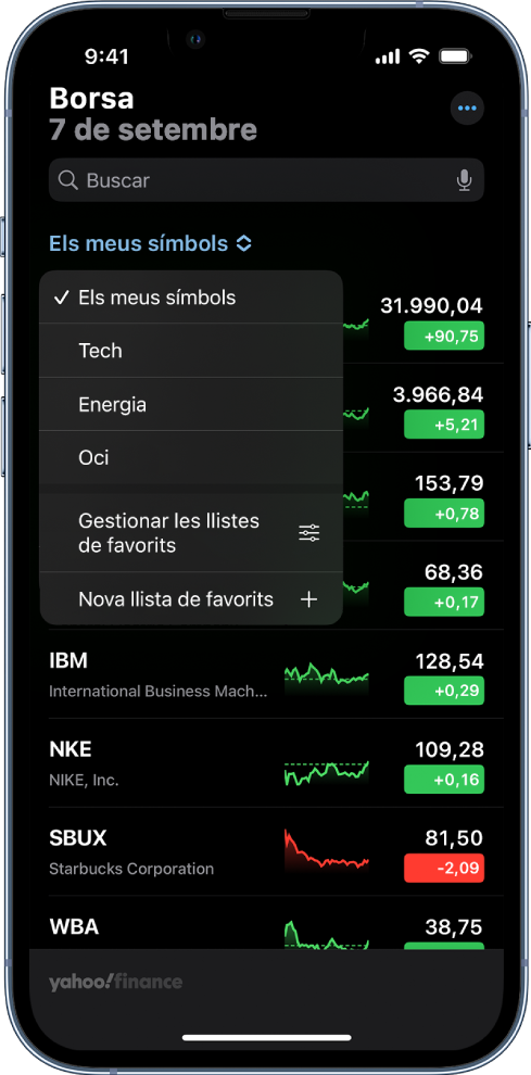 Llista de favorits que mostra un llistat de les diferents accions. Cada acció de la llista mostra, d’esquerra a dreta, el símbol i el nom de l’acció, un gràfic de rendiment, el preu de l’acció i la variació del preu. A la part superior de la pantalla, la llista de favorits “Els meus símbols” està seleccionada i es mostren les següents opcions: Tecnologia, Energia, Entreteniment, “Gestionar les llistes de favorits” i “Nova llista de favorits”.