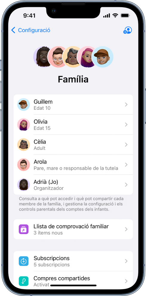 Pantalla “En família” a l’app Configuració. Apareix una llista amb cinc membres de la família. A sota dels seus noms hi ha la llista de comprovació familiar, les subscripcions i les opcions per compartir la ubicació i les compres.