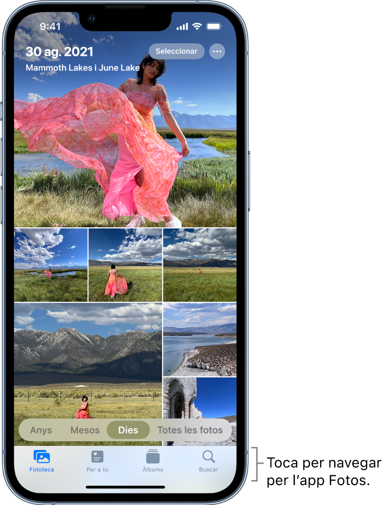 Es mostra la fototeca amb la vista Dies. A la pantalla hi ha una selecció de miniatures de fotos. A la part superior esquerra de la pantalla es mostra la data i la ubicació en què s’han fet les fotos. A la part superior dreta hi ha els botons Seleccionar i “Més opcions” per compartir fotos i veure’n els detalls. A sota de les miniatures hi ha opcions per veure la fototeca per Anys, Mesos, Dies i “Totes les fotos”. Al llarg de la part inferior hi ha els botons Fototeca, “Per a tu”, Àlbums i Buscar.