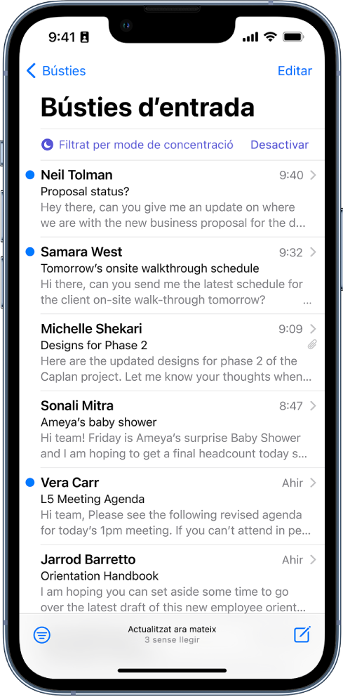 La bústia Entrada amb una llista de correus electrònics. A sobre de la llista de correus electrònics hi ha l’etiqueta “Filtrat per mode de concentració” i, a la dreta, hi ha l’opció Desactivar.