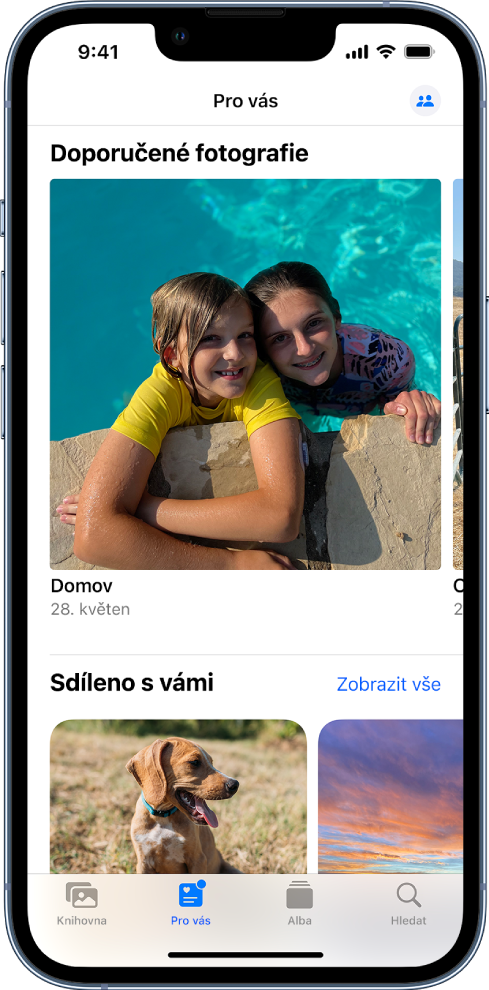 V aplikaci Fotky se na obrazovce Pro vás zobrazují sbírky fotek Sdíleno s vámi.