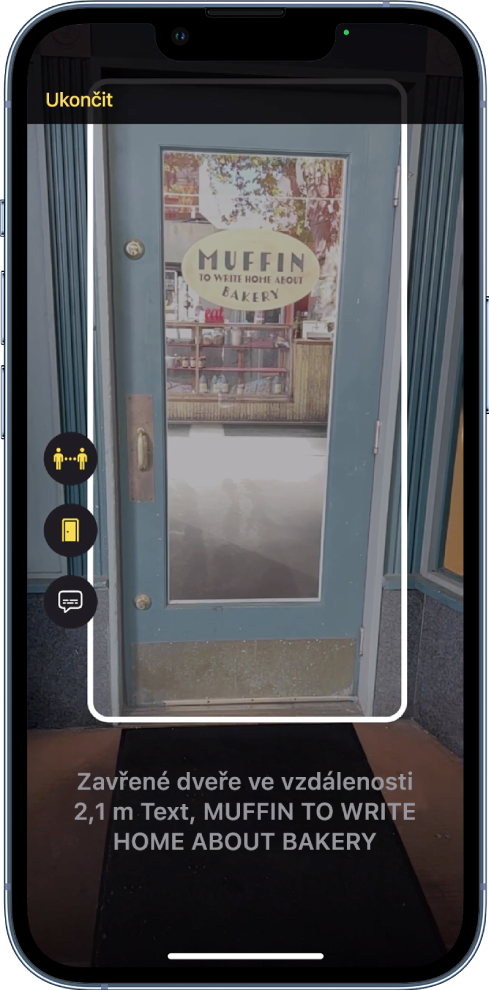 Obrazovka Lupa v režimu detekce se zobrazenými dveřmi, které mají na prosklené výplni tabulku. Dole je vidět seznam vlastností rozpoznaných dveří.
