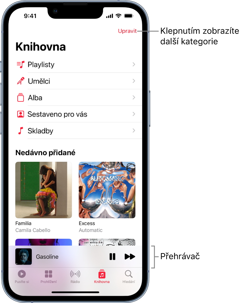 Obrazovka Knihovna se seznamem kategorií: Playlisty, Umělci, Alba, Sestaveno pro vás a Skladby. Pod seznamem se nachází nadpis Naposledy přidáno. V přehrávači se zobrazuje název aktuální skladby a v dolní části tlačítka Přehrát a Další.