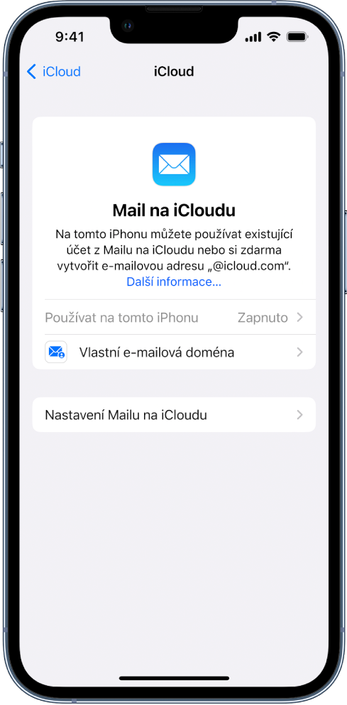 V horní polovině obrazovky Mail na iCloudu je vidět zapnutá volba „Používat na tomto iPhonu“. Pod ní jsou vidět volby nastavení vlastní e‑mailové domény a nastavení Mailu na iCloudu.