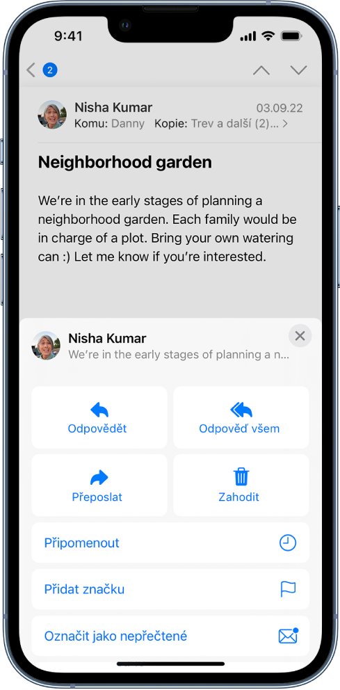 E‑mail, pod kterým se zobrazují volby pro odpověď Uprostřed obrazovky se zleva doprava nacházejí volby Odpovědět, Odpovědět všem, Přeposlat a Koš.