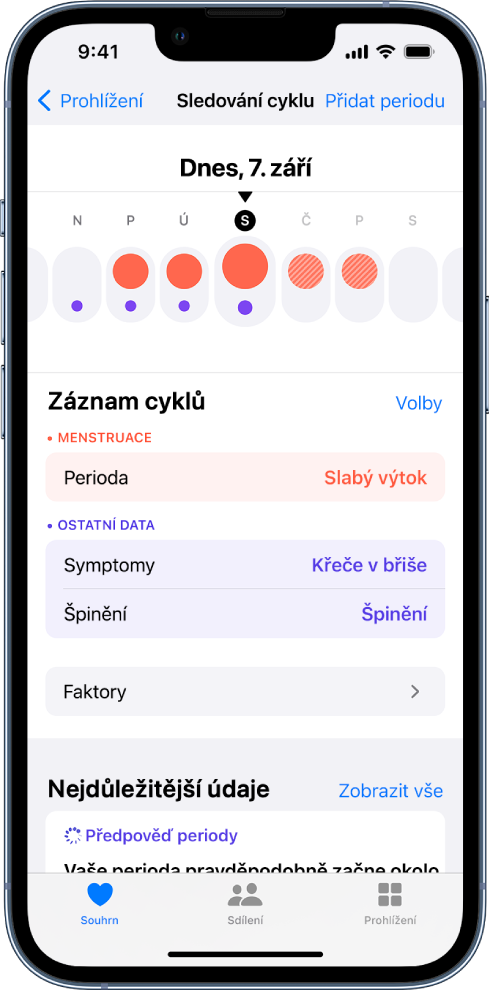 Obrazovka Sledování cyklu s týdenní časovou osou u horního okraje. První tři dny na časové ose jsou označené plnými červenými kroužky a všechny ostatní dny fialovými tečkami. Pod časovou osou se nacházejí volby pro přidávání informací o periodě, symptomech apod.