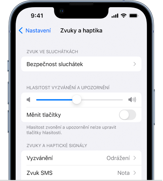 Obrazovka Zvuky a haptika v Nastavení. Shora dolů se na ní nacházejí volby Zvuk ve sluchátkách a Bezpečnost sluchátek, Hlasitost vyzvánění a upozornění s jezdcem nastavení hlasitosti a volbou, která umožňuje měnit hlasitost tlačítky, a Zvuky a haptické signály s položkami Vyzvánění a Zvuk SMS.
