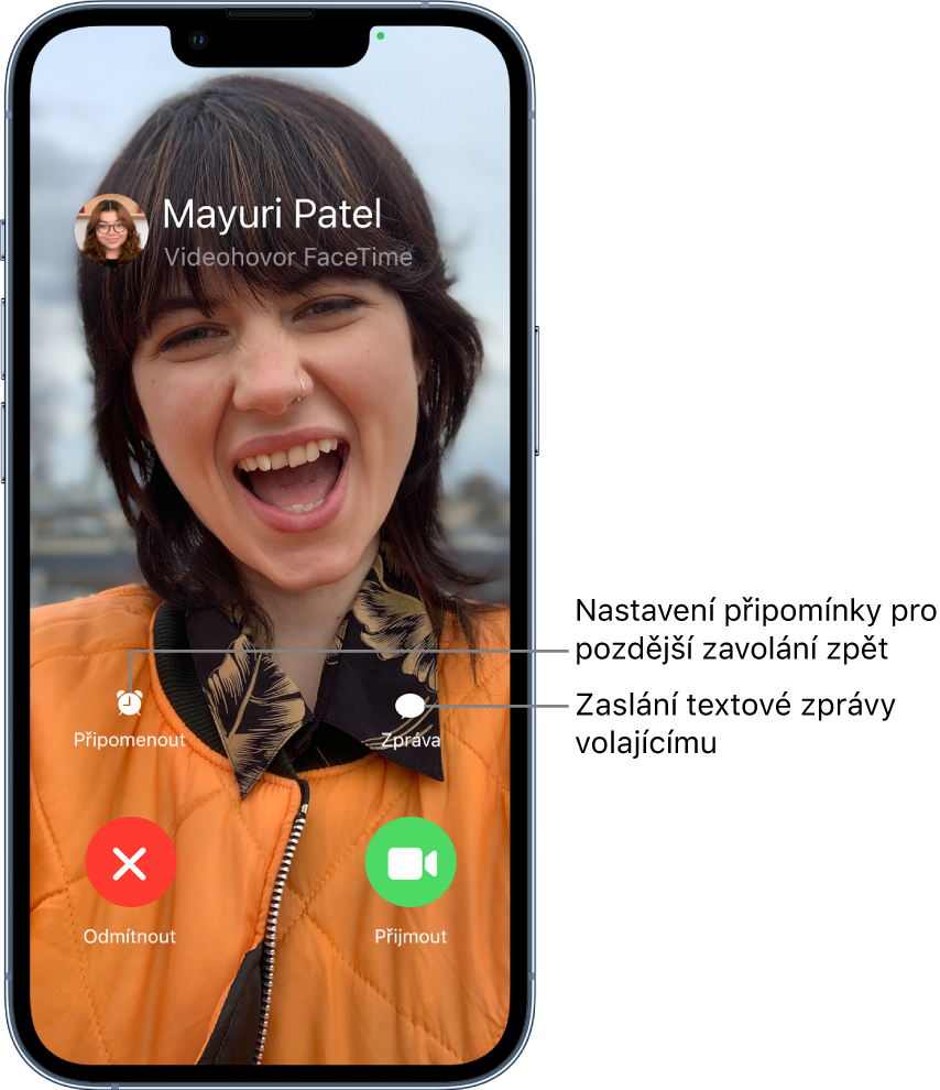 Obrazovka příchozího hovoru. Horní řádek na dolním okraji obsahuje zleva doprava tlačítka Připomenout a Zpráva, dolní řádek zleva doprava tlačítka Odmítnout a Přijmout.