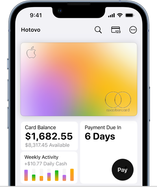 Aplikace Peněženka se zobrazenou kartou Apple Card, u které je vpravo nahoře zobrazeno tlačítko Další, vlevo dole se nachází celkový zůstatek a přehled týdenní aktivity a vpravo dole tlačítko Zaplatit.