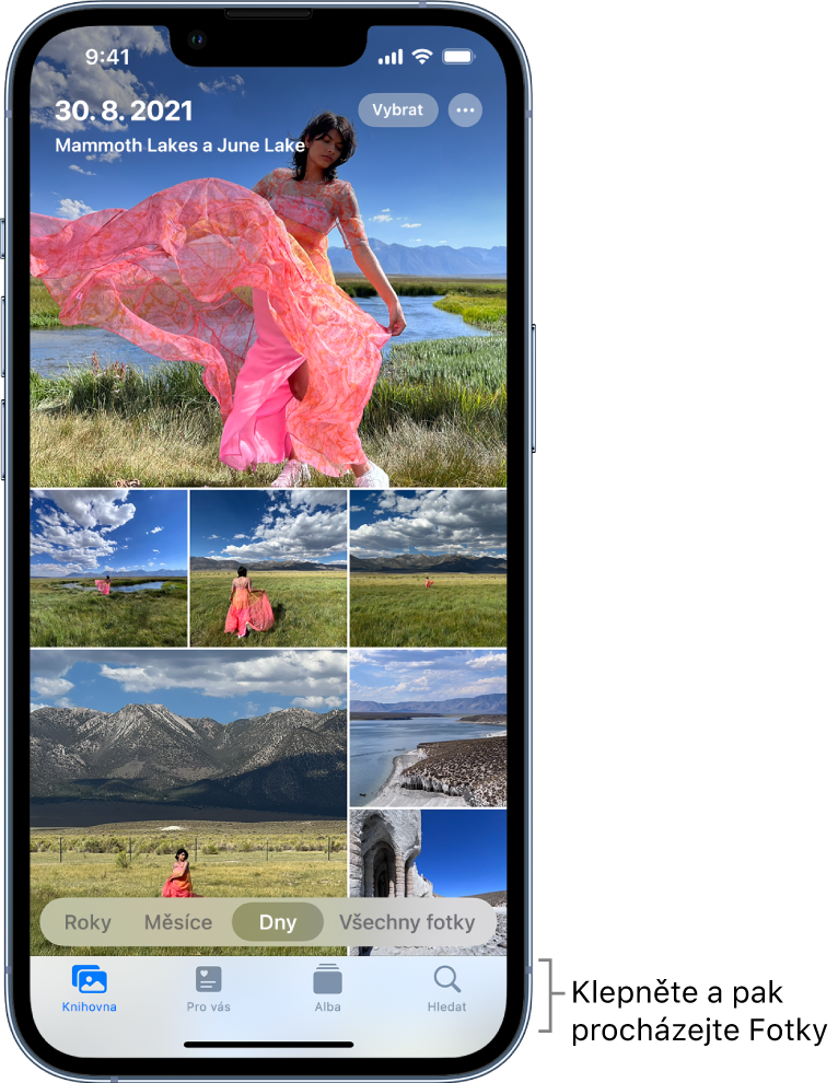 Knihovna fotek v zobrazení Dny. Obrazovka je zaplněna výběrem miniatur fotografií. Vlevo nahoře na obrazovce je vždy uvedeno datum a místo pořízení fotky. Vpravo nahoře jsou vidět tlačítka Vybrat a Další volby pro sdílení fotek a zobrazení podrobností. Pod miniaturami se nacházejí volby pro zobrazení knihovny fotek s uspořádáním Roky, Měsíce, Dny nebo Všechny fotky. Podél dolního okraje se zobrazují tlačítka Knihovna, Pro vás, Alba a Hledat.