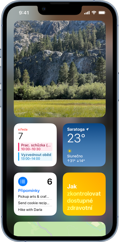 Galerie widgetů na iPhonu s widgety aplikací Fotky, Kalendář a Počasí