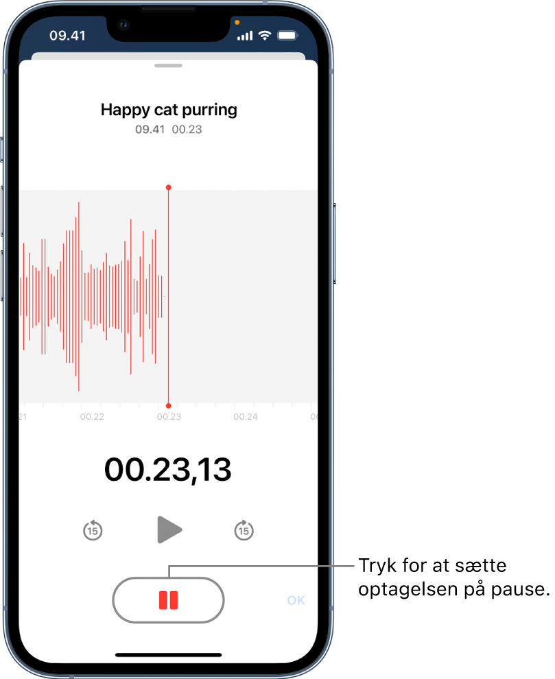 En igangværende optagelse i Memoer med en aktiv pauseknap og utydelige betjeningsmuligheder til at afspille, hoppe 15 sekunder frem og hoppe 15 sekunder tilbage. Den største del af skærmen viser bølgeformen til den igangværende optagelse sammen med en tidsindikator. Den orange indikator for Mikrofon i brug vises øverst til højre.