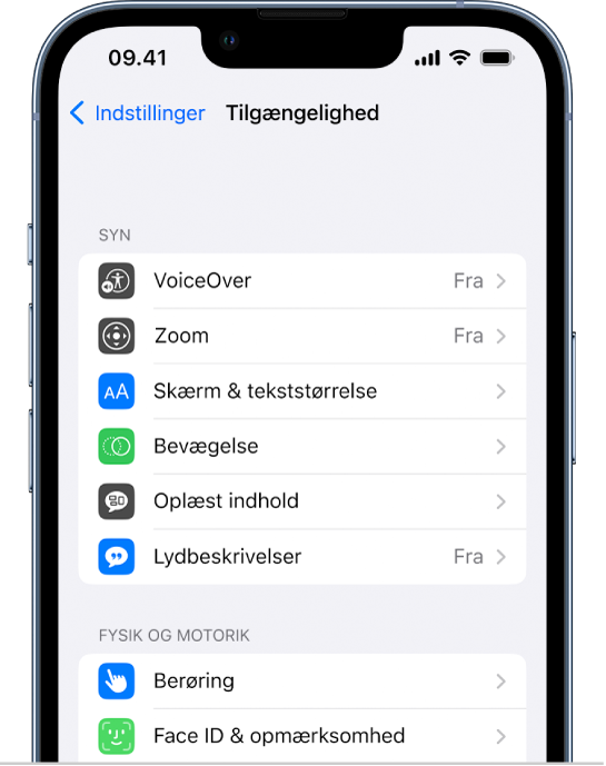 Skærmen Tilgængelighed i Indstillinger viser følgende indbyggede funktioner fra top til bund: Synsfunktioner, herunder VoiceOver, Zoom, Skærm og tekststørrelse, Bevægelse, Oplæst indhold, Lydbeskrivelser og Fysik og motorik, herunder Touch og Face ID samt Opmærksomhed.