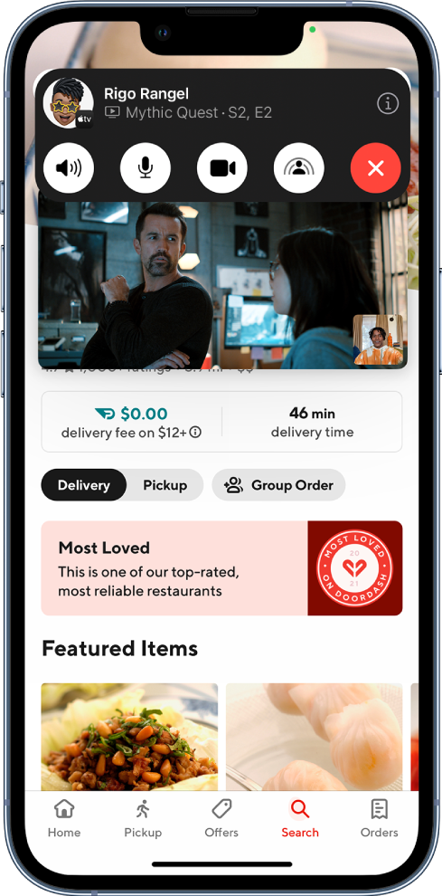 Et FaceTime-opkald, der viser, at deltagerne deler videoindhold og indhold på skærmen, herunder en webside med restauranter, hvor man kan bestille mad.
