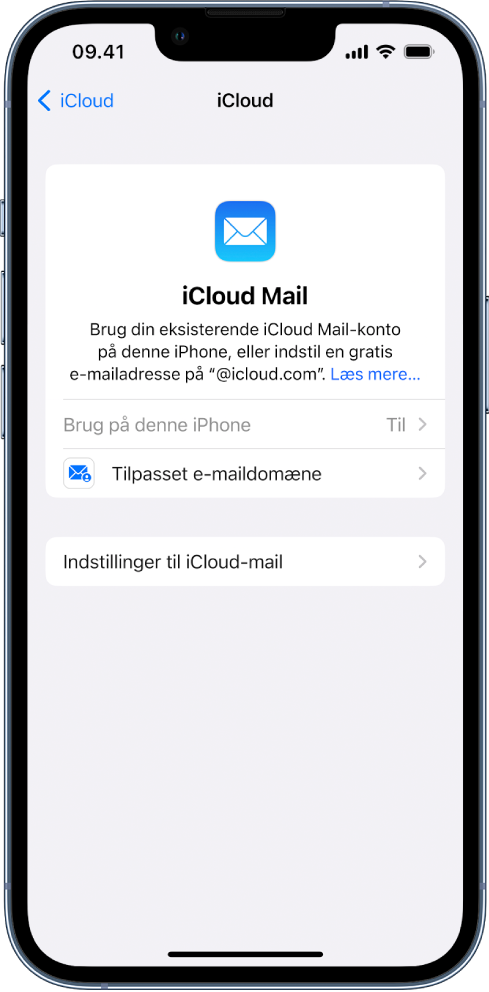 På den øverste halvdel af skærmen iCloud-mail slås “Brug på denne iPhone” til. Nedenunder vises der muligheder for indstillingerne for Tilpasset e-maildomæne og Indstillinger til iCloud Mail.