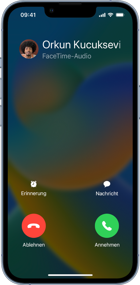 Oben wird ein Hinweis auf einen eingehenden Anruf angezeigt. Die Tasten „Ablehnen“ und Annehmen“ befinden sich oben rechts.