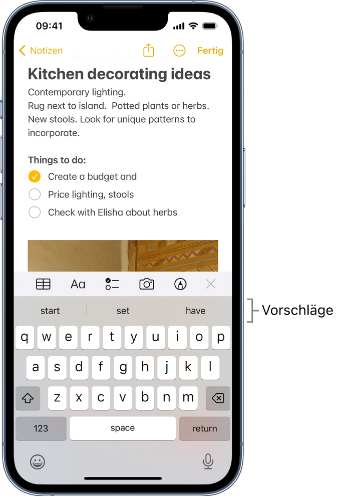 Eine Notiz in der App „Notizen“ mit einer Liste in Bearbeitung und Vorschlägen zur Vervollständigung des aktuell eingetippten Worts.