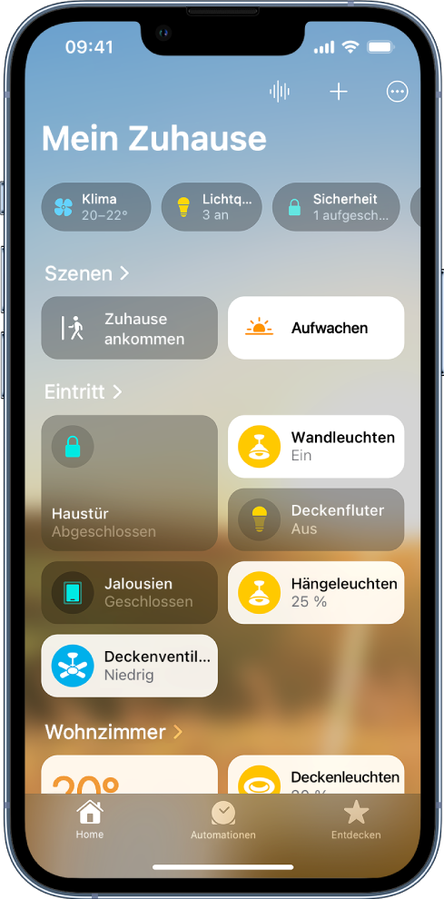 Am oberen Rand des Bildschirms „Mein Zuhause“ in der App „Home“ befinden sich Kategorien mit angepassten Szenen, in der Mitte des Bildschirms sind Räume und Geräte und unten befinden sich die Optionen „Automationen“ und „Entdecken“.