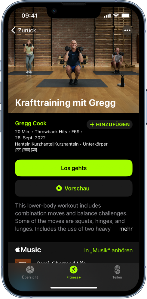 Der Bildschirm „Apple Fitness+“, auf dem ein Training angezeigt wird. Oben auf dem Bildschirm ist ein Bild mit dem:der Trainer:in beim Durchführen eines Trainings. Der Titel des Trainings und der Name des Trainers oder der Trainerin, der:die das Training durchführt befinden sich in der Mitte. Über den Trainingsinformationen befinden sich Tasten, mit dem das Training gestartet oder eine Vorschau angezeigt werden kann. Unter den Start- und Vorschautasten befindet sich eine Beschreibung des Trainings. Unten auf dem Bildschirm wird ein im Training enthaltener Musiktitel angezeigt.