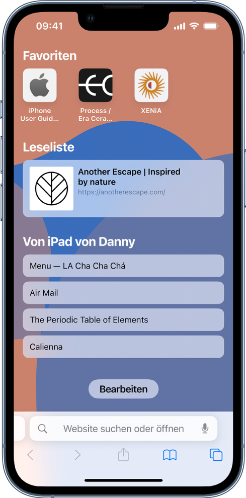 Die Startseite in der App „Safari“ mit Website-Favoriten, einer in der Leseliste gesicherten Website und Websites, die der:die Benutzer:in auf anderen Apple-Geräten geöffnet hat. Unten auf dem Bildschirm befindet sich die Taste „Bearbeiten“.