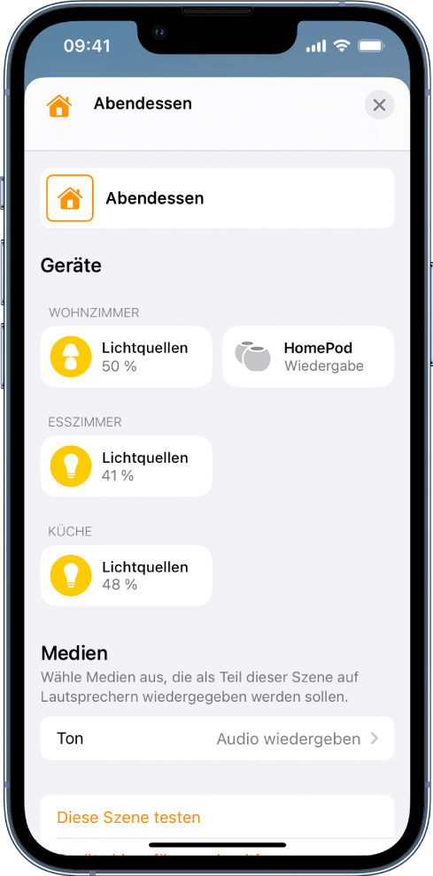 Der Bildschirm zum Bearbeiten von Szenen der App „Home“. Der Name der Szene wird oben auf dem Bildschirm angezeigt. Darunter werden drei Räume und die Geräte angezeigt, die in dieser Szene jedem Raum hinzugefügt wurden. Weiter unten auf dem Bildschirm befindet sich der Bereich „Medien“, in dem ein HomePod im Wohnzimmer für die Audiowiedergabe eingerichtet wurde. Am unteren Bildschirmrand wird die Taste „Diese Szene testen“ angezeigt.