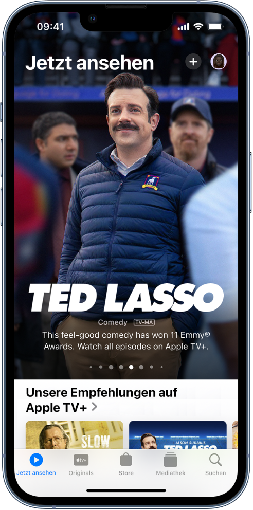 Der Bildschirm „Jetzt ansehen“ zeigt eine empfohlene TV-Sendung in der Mitte über der Zeile „New & Notable on Apple TV+“. Unten sind von links nach rechts die Tasten „Jetzt ansehen“, „Originals“, „Store“, „Mediathek“ und „Suchen“.