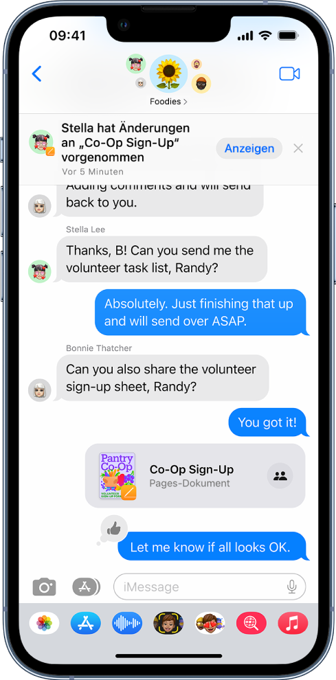 Eine Gruppenkonversation in der App „Nachrichten“, die ein Pages-Dokument enthält. Oben auf dem Bildschirm weist eine Mitteilung darauf hin, dass jemand in der Gruppe Änderungen am Dokument vorgenommen hat.