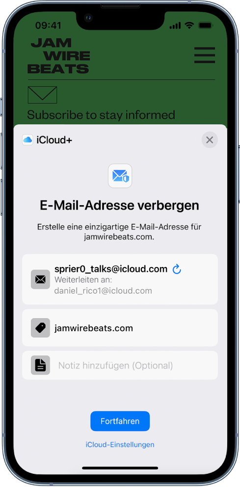Die Option „E-Mail-Adresse verbergen“ für iCloud+ auf der unteren Bildschirmhälfte. Sie enthält die zufällig erstelle E-Mail-Adresse, die Weiterleitungsadresse, die URL der Website und eine Notiz. Unten auf dem Bildschirm befindet sich die Taste „Fortfahren“ und ein Link zu den iCloud-Einstellungen.