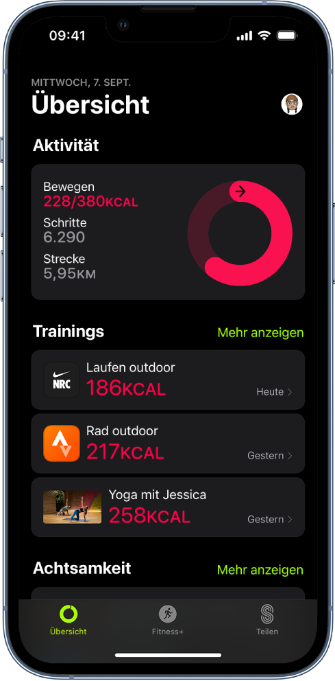 Der Bildschirm „Übersicht“ in der App „Fitness“ mit den Bereichen „Aktivität“, „Trainings“ und „Achtsamkeit“. Die Tabs „Übersicht“, „Apple Fitness+“ und „Teilen“ befinden sich unten auf dem Bildschirm.