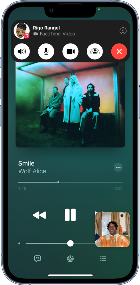Ein FaceTime-Anruf zeigt die Beteiligten, die Audioinhalte von Apple Music teilen. Das Albumcover ist oben im Bildschirm zu sehen, der Titel und die Audiosteuerelemente befinden sich genau darunter.