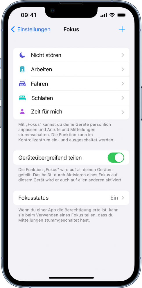 Vier Fokus-Optionen – „Nicht stören“, „Fahren“, „Zeit für mich“, „Schlafen“ und „Arbeiten“. Die Taste „Geräteübergreifend teilen“ ermöglicht dir die Verwendung derselben Fokus-Einstellungen für alle deine Apple-Geräte, auf denen du mit derselben Apple-ID angemeldet bist.