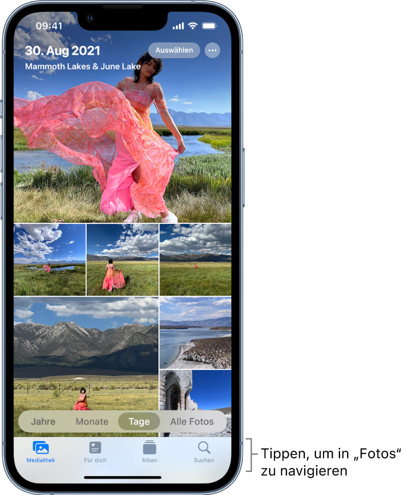 Die Fotomediathek in der Tagesansicht. Eine Auswahl mit Fotominiaturen füllt den Bildschirm. Oben links im Bildschirm wird angezeigt, wann und wo die Fotos aufgenommen wurden. Oben rechts befinden sich die Tasten „Auswählen“ und „Weitere Optionen“, die dazu dienen, Fotos zu teilen und Details einzublenden. Unter den Miniaturen befinden Optionen zum Anzeigen aller Fotos in der Fotomediathek oder unterteilt nach Jahren, Monaten oder Tagen. Unten befinden sich die Tasten „Mediathek“, „Für dich“, „Alben“ und „Suchen“.